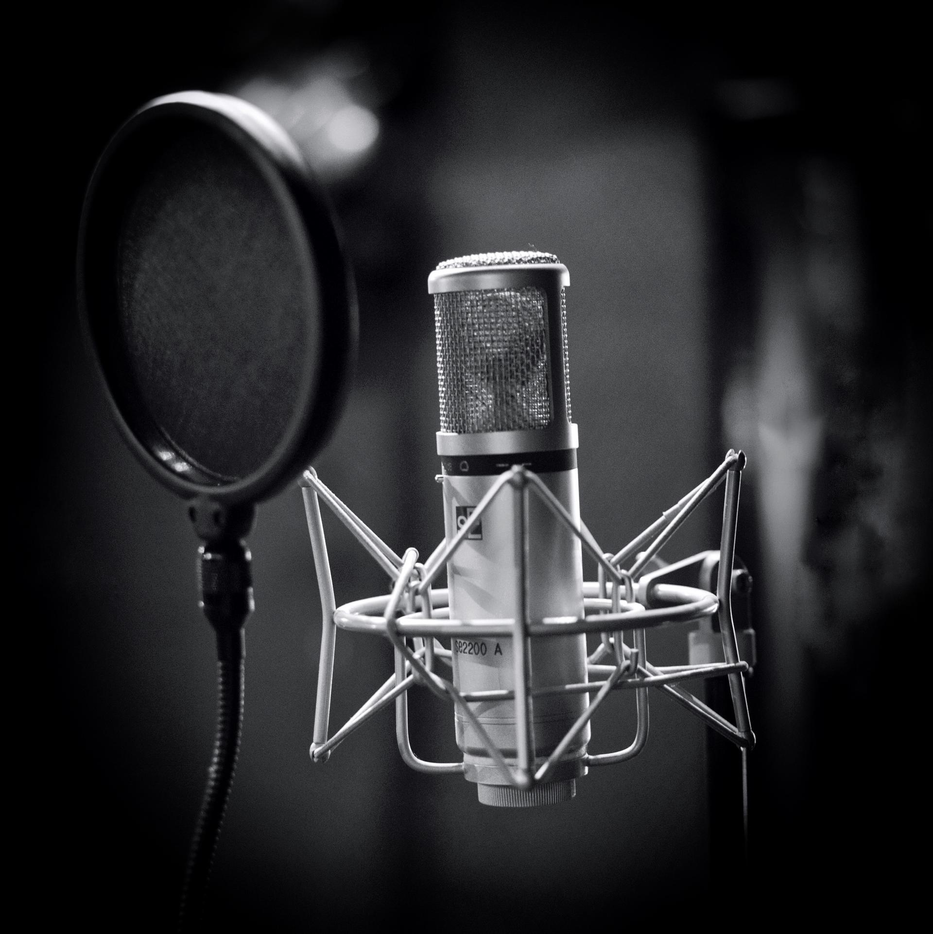 Micrófono como imagen de fondo sección del podcast